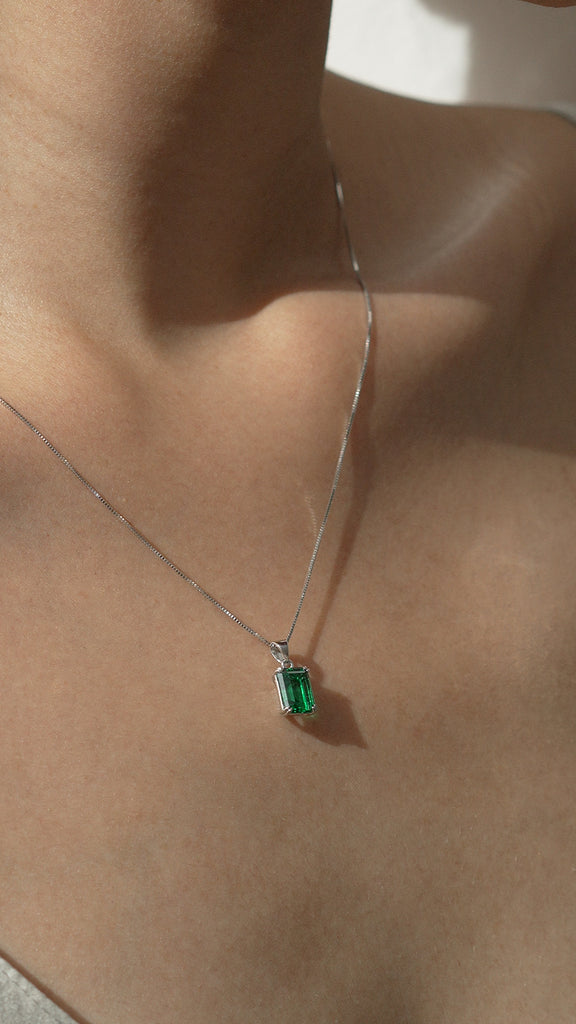 Fulton Emerald Green Necklace White Gold CARAT London UK