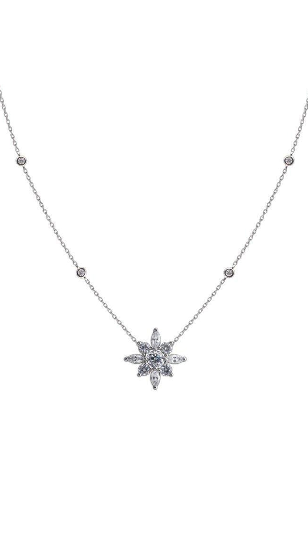 Camelia Necklace Silver