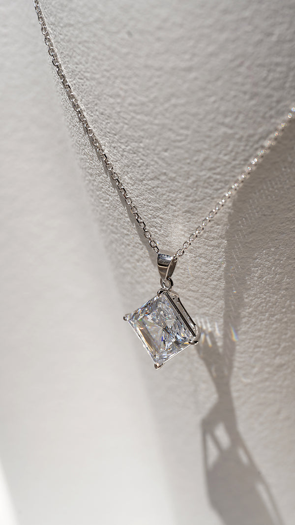 Chester Pendant 9K White Gold