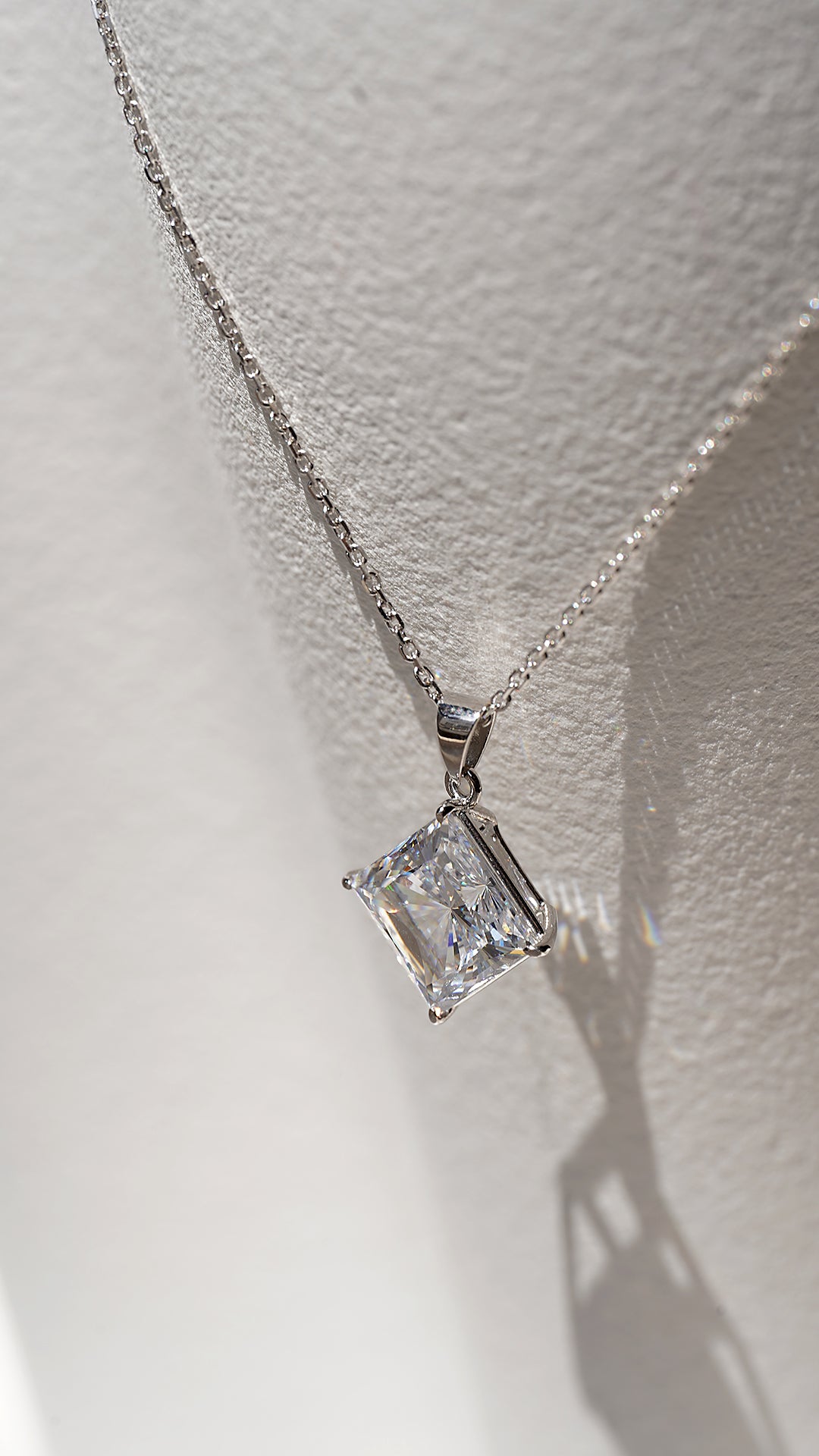 Chester Pendant 9K White Gold