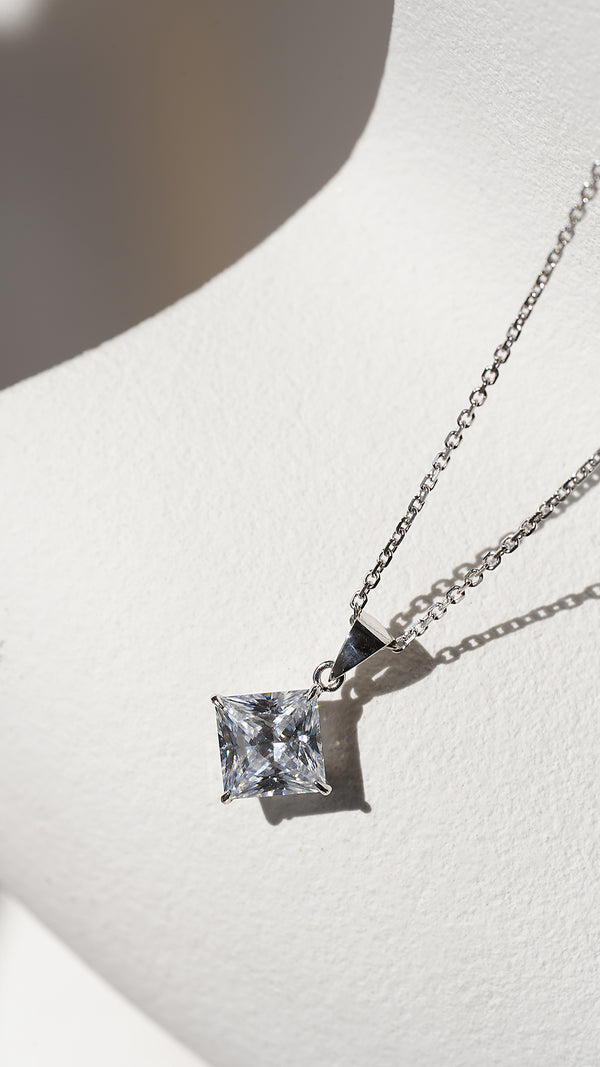 Chester Pendant 9K White Gold