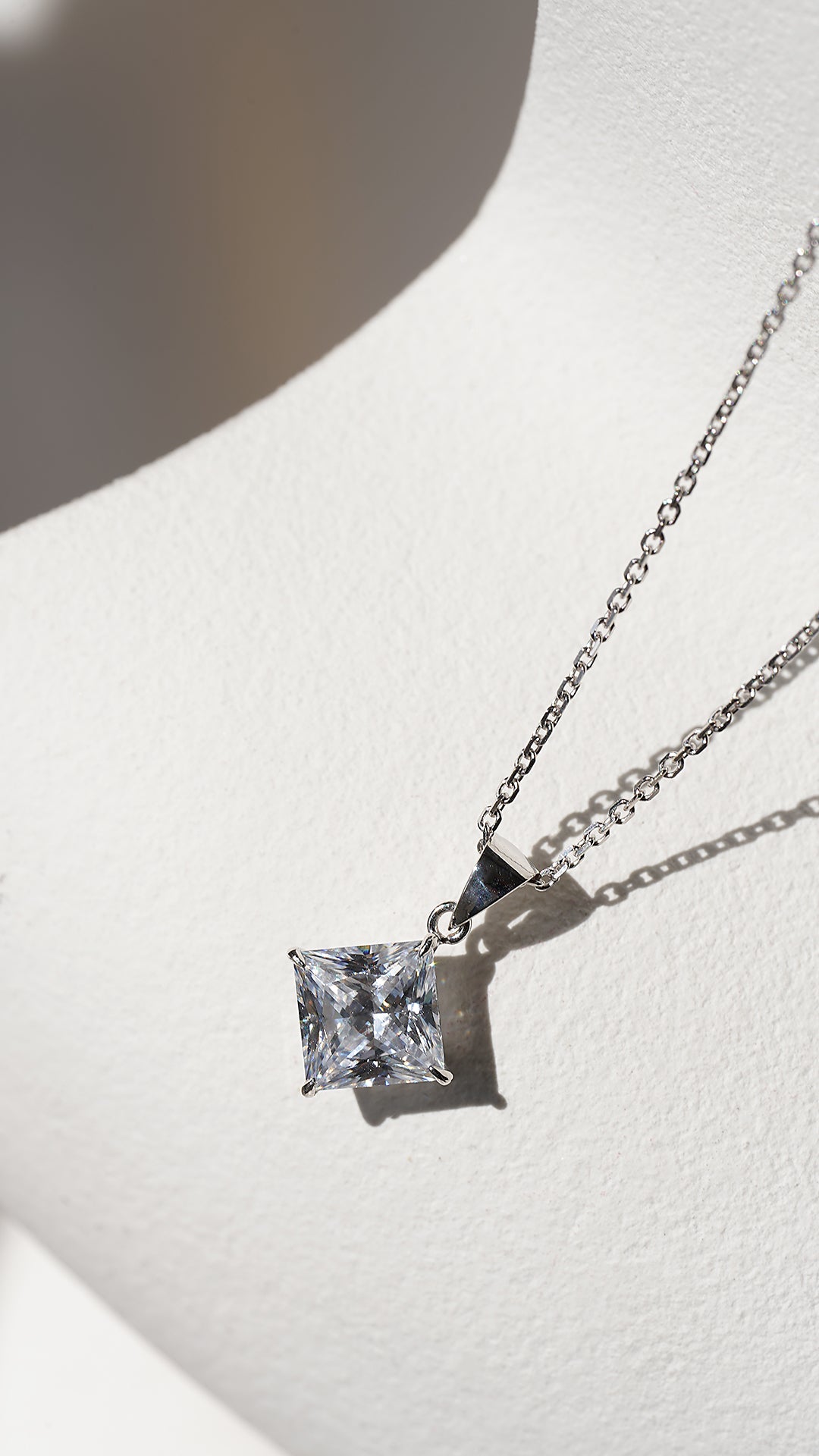 Chester Pendant 9K White Gold