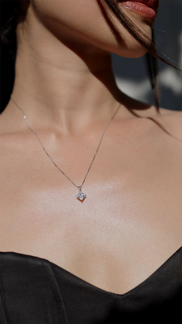 Chester Pendant 9K White Gold