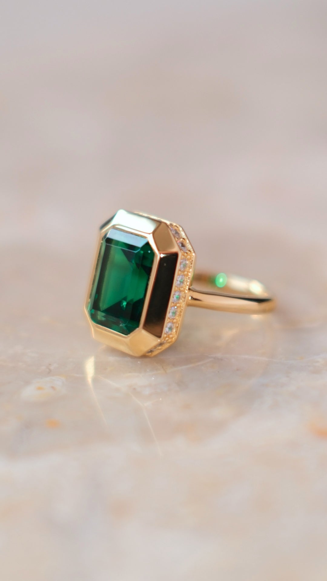 ステファニーコーム　Emerald Petit (Super Green) Lily Ring Emerald Green | Gold Vermeil | CARAT* London – CARAT