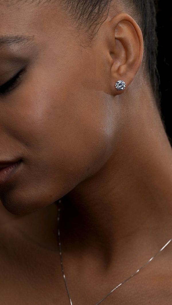 Detail of the flush-fitting 9K white gold stud earring worn on the lobe.