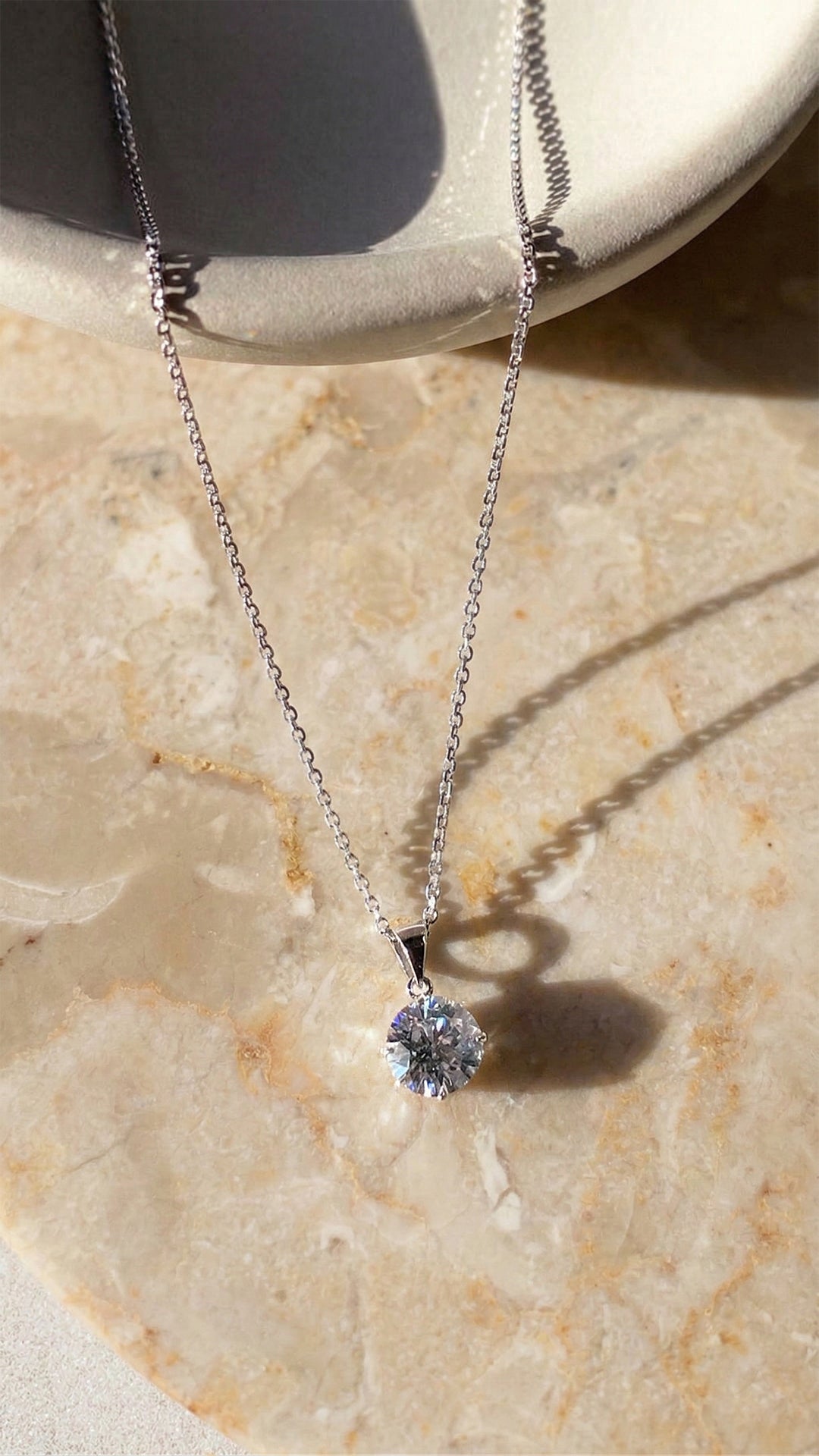 Diamondere Ciondolo Nodo Infinito Con Gemma Naturale Certificata In Oro Bianco 9K - Collana Con Catena In Argento Inclusa, Regalo Anniversario