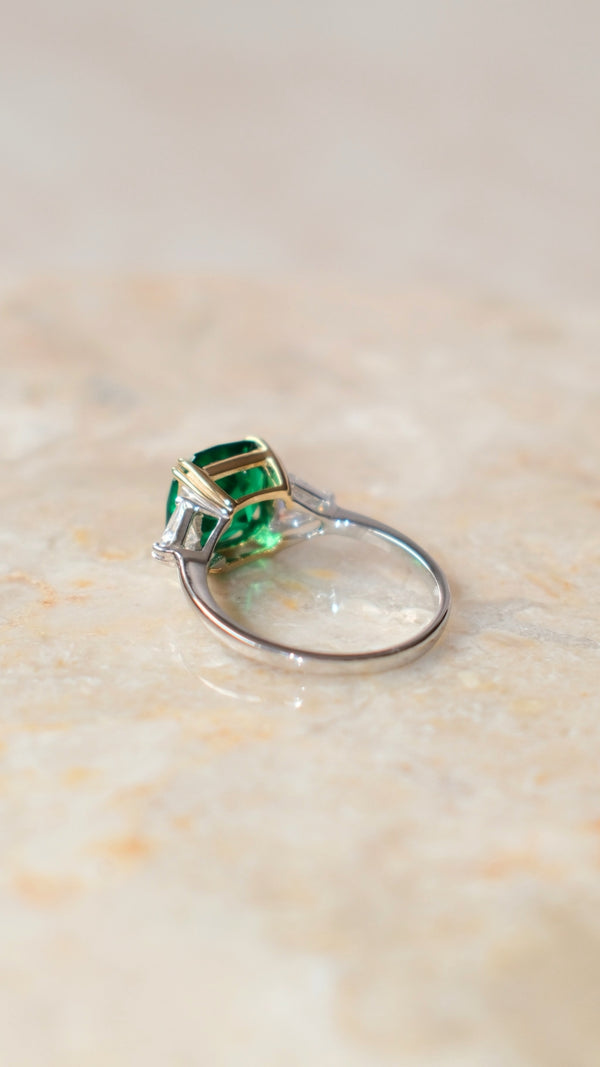 Back view of hypoallergenic silver ring featuring a 3ct eqv emerald hue stone