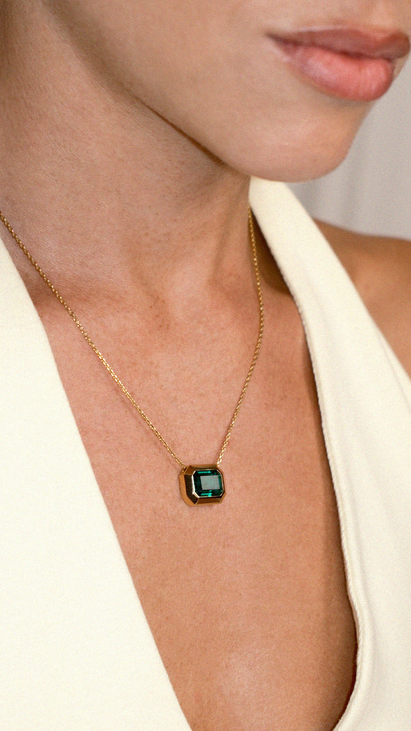 Close-up of the Lily emerald keystone necklace in 18K gold vermeil on a model.