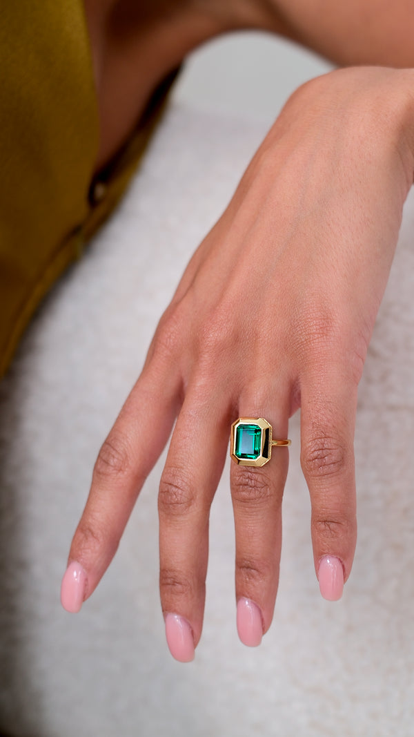 A woman wearing the Lily emerald statement ring in gold vermeil