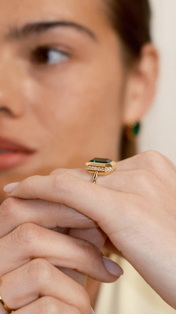 Close-Up: Shimmering Pavé Border on 18K Gold Statement Ring