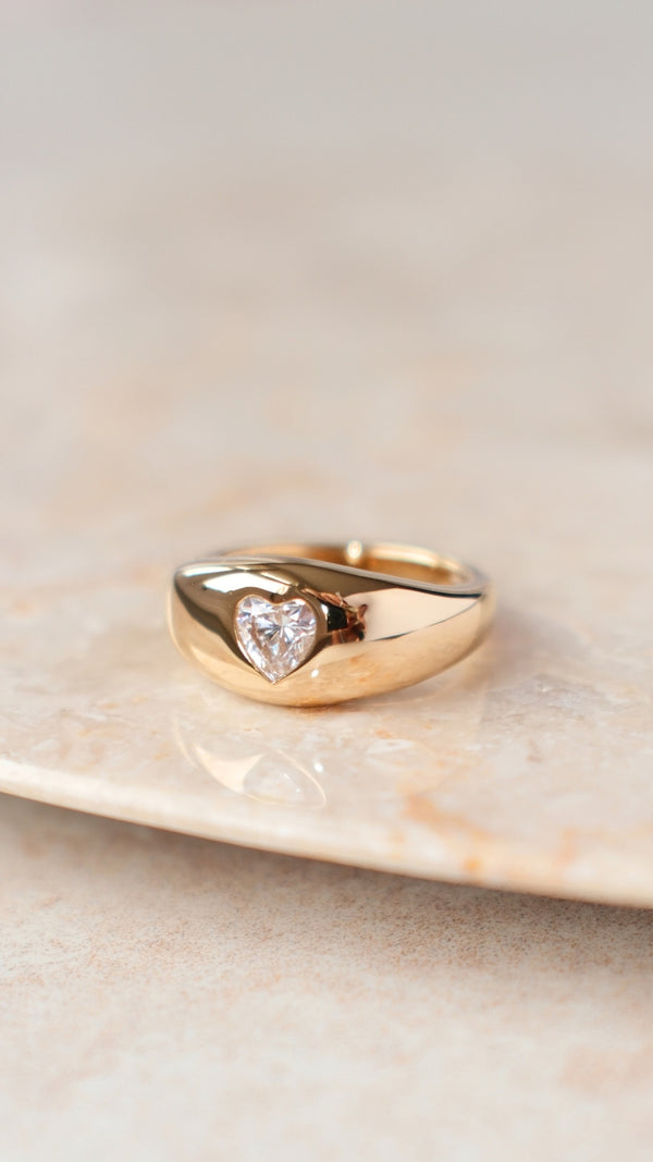 18k yellow gold vermeil signet ring featuring a central heart gemstone.