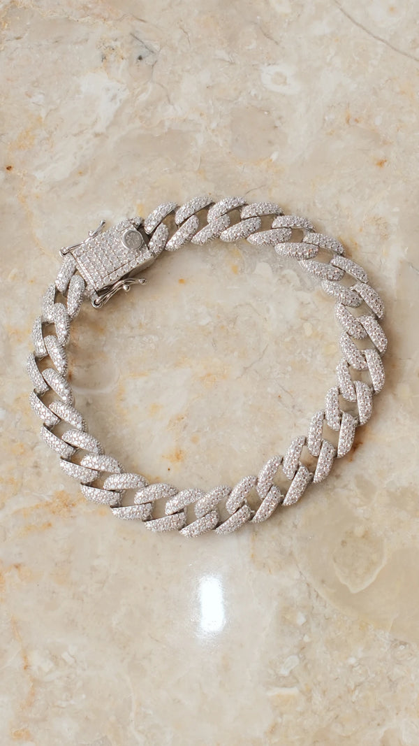 Vida collection chunky silver chain bracelet for women.
