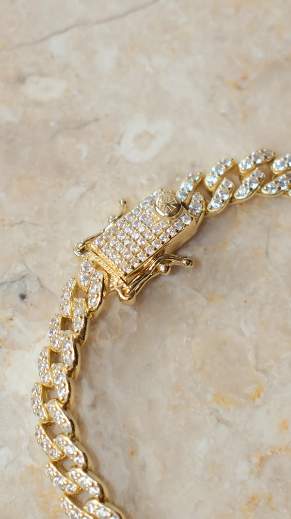 Continuous pavé setting over the closure of the gold vermeil Cuban chain