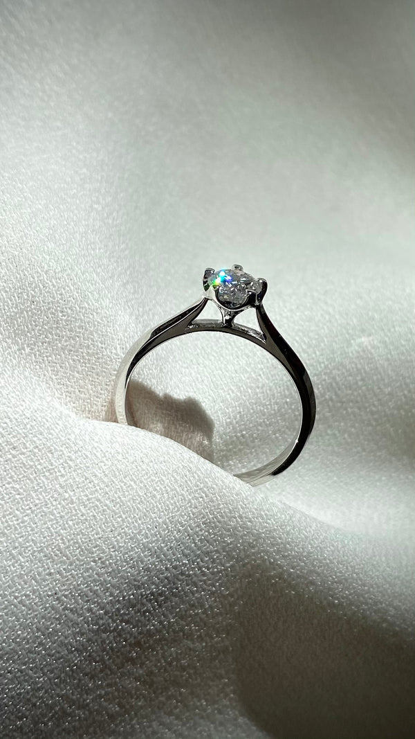 Elegant 18K white gold lab grown diamond ring with gentle diamond, perfect for minimalist engagement rings and carat rings.