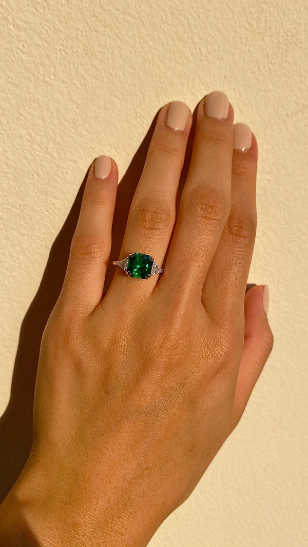 Classic trilogy design ring with emerald green centre for evening wear